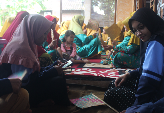 Mahasiswa KKN UIN Walisongo Semarang mengikuti kegiatan Fatayat di Desa Sukolilan